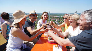 Bestes Wetter und beste Stimmung auf der Weinlagenwanderung - wie hier in Heppenheim.