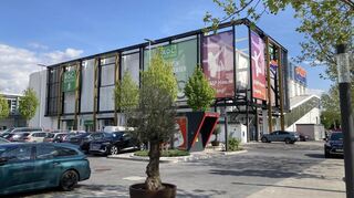 Im früher von Bauhaus genutzten Gebäude am Rhein-Neckar-Zentrum in Viernheim sind der Fahrradhändler B.O.C. und die Sprunghalle Jump House eingezogen.