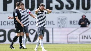 Zum Abgewöhnen: Der SV Sandhausen verliert mit 0:3 gegen den FC Hansa Rostock und steht damit zwei Spieltage vor Schluss als Absteiger aus der 3. Fußball-Liga.
