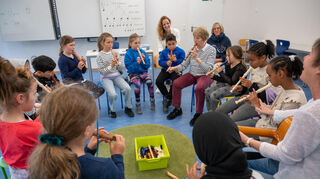 Bensheim, bbe, Freitag (25.4.) kommt an die Grundschule Joseph-Heckler-Schule Bensheim Frau Dr. Koebe , Landtagsabgeordnete aus Wiesbaden und Enkelin der ehemaligen Schulleiterin Frau Graner, um sich über die Konzeption des Blockflötenprojekts im Rahmen der Musikalischen Grundschule zu informieren. ,Hannelöore Schmanke (Ringelshirt) und Katja Meilicke (Gitarre), , Bild: Thomas Neu