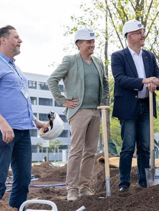 Peter Baumann, Internationales Gebäudemanagement SAP (v.l.), Christian Klein, Vorstandsvorsitzender von SAP, und Matthias Renschler, Bürgermeister der Stadt Walldorf.