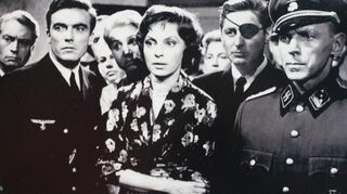 Heldenepos: Szene aus dem Filmklassiker "Nacht fiel über Gotenhafen" von 1959 mit den Kinostars jener Zeit wie Erik Schumann (2. v. l.) und Günter Pfitzmann (2. v. r.).