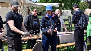 Auch Waffen nach historischem Vorbild durften die Besucher „ausprobieren“.