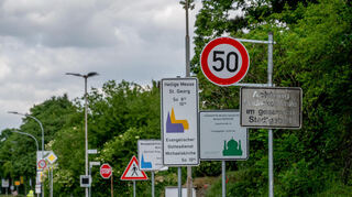 Wo bis vor Kurzem das Bensheimer Ortsschild montiert war, heißt es nun „Tempo 50“ - eigentlich ist dies gleichbedeutend, weshalb sich vielen Bürgern die Maßnahme nicht erschließt. Das Ortsschild ist an den „tegut-Kreisel“ gewandert. Das ist nicht der einzige Grund, warum sich die Anwohner der Arminstraße aufregen.