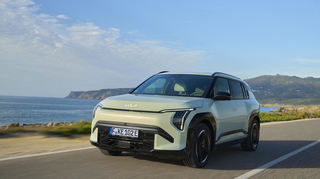 Viele Designelemente des EV3 sind ungewöhnlich, mit dem markentypischen „Tigergesicht“ ist er als Kia zu erkennen.