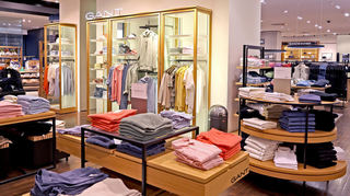 Blick in das Engelhorn-Modehaus in Mannheim. Wie andere Händler hat auch Engelhorn das Orderprinzip der Ware verändert.