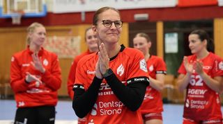 Besonders emotional ging es zu, als Erfolgstrainerin Heike Ahlgrimm von einigen Flames-Spielerinnen und Geschäftsführer Michael Geil verabschiedet wurde.