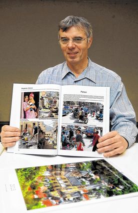 <p>Otto Grünewälder mit dem Nepalbuch und einem ebenfalls von ihm produzierten Kalender mit Bergstraßenbildern.</p>