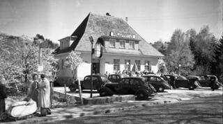 Bewusst am Wegesrand plante der Inhaber der Gaststätte Malepartus 1948 seinen Neubau. Er wurde in der Zeit des wirtschaftlichen Aufschwungs zum Anziehungspunkt für Einheimische ebenso wie für Autotouristen. Das Bild entstand vermutlich im Frühjahr 1950.
