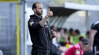 Dennis Diekmeier, Interimstrainer des SV Sandhausen, empfängt am Samstagmittag mit den Hardtwaldkickern Viktoria Köln in der Jahnstraße. Es wird das letzte Spiel des SVS im Profifußball für mindestens ein Jahr sein.