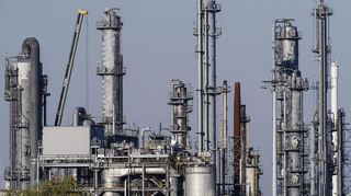 Industrieanlagen stehen auf dem Werksgelände des Ludwigshafener Chemiekonzerns BASF. Der Konzern hat große Produktionsstandorte in China und baut in Ludwigshafen Arbeitsplätze ab.