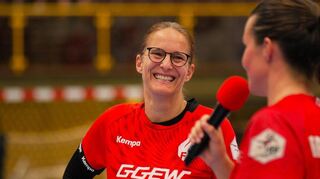 Die offizielle Verabschiedung von Trainerin Heike Ahlgrimm (hier mit Lisa Friedberger) fand bereits vor einer Woche nach dem Göppingen-Spiel statt; heute will sie ihren Job bei den Flames offiziell mit einem weiteren Sieg beenden.