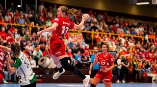 Für Alicia Soffel (hier beim Wurf) war es das letzte Spiel im Flames-Trikot, sie verlässt den Verein. Beim 34:30 gegen Oldenburg erzielte sie noch einmal zwei Tore.