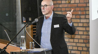 Achim Wambach betont, dass Donald Trump mit seinem Zoll-Chaos vor allem dem eigenen Land schadet.