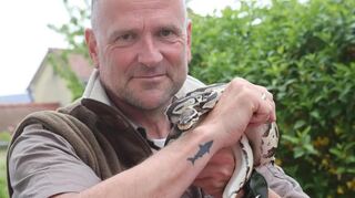 Der Bergsträßer Polizist Gert Wagenbach hält hobbymäßig Schlangen. Daher ist der Polizeioberkommissar beim Polizeipräsidium Darmstadt Experte für diese Reptilien. Bei Funden wird er zu Hilfe gerufen.