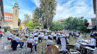 Alljährlich lädt die Stadtkapelle Heppenheim in den Garten des Klosters St. Vinzenz zu einem Serenadenkonzert ein. Die Musiker freuen sich sehr auf ihren Auftritt am Samstag, 24. Mai. Beginn ist um 17 Uhr. Der Eintritt ist frei.