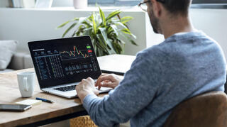 Ein ETF-Sparplan ist zwar steuerpflichtig, aber am Ende häufig einfacher und günstiger, finden die Tester.