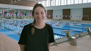 Im Zuge der Sommerspiele entstanden im Norden von Paris auch mehrere kleinere Schwimmbäder – wie hier in Pierrefitte-sur-Seine. Seitdem kann Grundschullehrerin Marine Genton Kindern wieder vermehrt das Schwimmen näherbringen.
