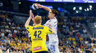 Jon Lindencrone versucht in dieser Szene Gummersbachs Nationalspieler Miro Schluroff zu stoppen. Der VfL-Profi traf Sechs Mal ins Löwen-Tor.