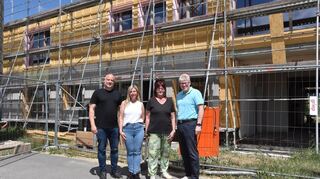 Bauleiter Christan Pick, Nicole Fabian (Team Gebäude und Freiflächen), Kita-Leiterin Petra Doroch und Armin Zeißler, Leiter Eigenbetrieb Kinderbetreuung vor der im Bau befindlichen neuen Kita in Fehlheim.