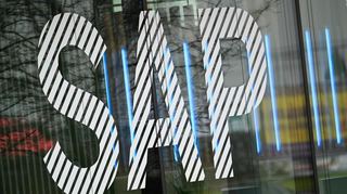 Der Schriftzug „SAP“ an der Glasfront eines Gebäudes am Hauptsitz Walldorf.