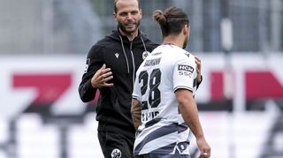 Interimstrainer Dennis Diekmeier - hier mit Dominic Baumann - fordert von den SVS-Spielern, alles für den Pokalsieg zu geben.