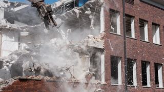 Abrissarbeiten am Tor 3 - um Platz zu schaffen für das neue Gefahrenabwehrzentrum.