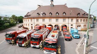 Die Gefahrenabwehreinheiten vor der alten Wache Süd, gegenüber von Tor 2. Das Gebäude hat das Ende seiner Nutzungsdauer erreicht.