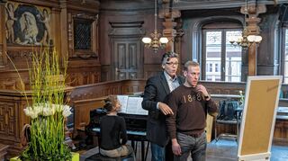 <p>Ganz konzentriert auf Gustav Mahler: Thomas Hampson (Mitte) unterstützt in der Alten Aula der Universität Nikola Diskic.</p>