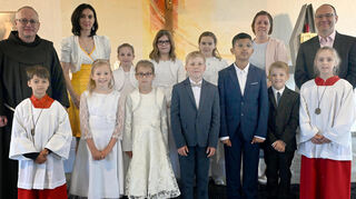 Nach mehreren Wochen Vorbereitungszeit mit Unterstützung durch die Gemeinde feierten Lara, Maia, Isabell, Luisa, Amelie, Jan Luk und Luis in der Kirche St. Andreas in Reichenbach ihre Kommunion.
