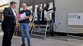 Marcel Erné (ganz links), bei der VAG Gruppe für das globale Marketing verantwortlich, steht mit dem Produktionsleiter vor der neuen Dreh- und Fräsmaschine am Standort Mannheim.