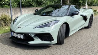 Als giftiger Supersportwagen präsentiert sich die neue Corvette.