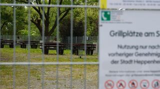 Noch sind die Bänke leer, doch sie laden zum gemütlichen Verweilen ein: Die Grillplätze der Stadt am Bruchsee stehen – gut geschützt hinter Zäunen – seit dem 1. Mai offiziell zur Verfügung, wer will, kann sie für wenig Geld anmieten.