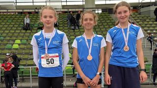 Team-Bronze für die LG Bensheim holten (v.l.) Sophia Heinrich, Marlene Meyer zu Schwabedissen und Elisabeth Sattler.