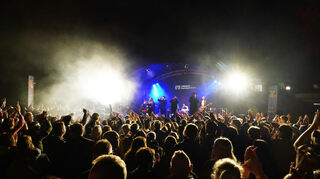 Massen in Bewegung: Im Stadtpark rockte wie gewohnt die Bürstädter Coverband Groove Generation.