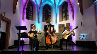 Zauberhafte Atmosphäre: In der Hospitalkirche begeisterten drei Musiker aus der Ukraine mit Tänzen aus aller Welt.