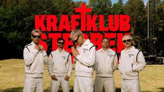 Zuletzt spielten Kraftklub in Mannheim vor 10.000 Fans in der Maimarkthalle. Jetzt entpuppen sie sich als heimlicher Headliner des Maifeld Derbys.