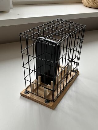 Hinter Gittern: Frederik hat sein Handy wortwörtlich weggesperrt.