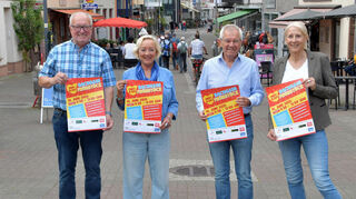 Das Heppenheimer Bachgassfrühstück, gemeinsam von Bürgerstiftung und Verkehrs- und Heimatverein veranstaltet, ist wieder zurück. Von links zu sehen sind Gerhard Kasper, Sibylle Van der Ree, Helmut Engelhard und Andrea Falk.