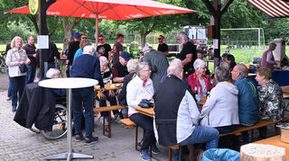 Das traditionelle „Vaddertagsgrillen“ des Verschönerungsverein Rodau lockte zahlreiche Besucher an die Vereinslagerhalle am Sportplatz.