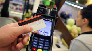 Lieber bar statt mit Karte: Studien legen nahe, dass das Ausgeben von Bargeld schwerer fällt.