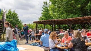 Das Waldfest war für viele eine gute Gelegenheit, um sich mit Freunden zu treffen. Das wechselhafte Wetter störte die Besucher dabei keineswegs.