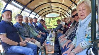 Mit dem Planwagen des Zwingenberger Geschichtsvereins ging es für eine Gruppe des Freundeskreises Bensheim-Klodzko auf den Melibokus. Bild: Freundeskreis