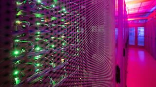LEDs leuchten in einem Serverschrank in einem Rechenzentrum.