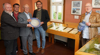 Matthias Roth (Leiter des Lindenfelser Museums), Peter Kurfürst (Vorsitzender des Drachenmuseumsvereins), Peter C. Woitge (zweiter Vorsitzender), Bürgermeister Maximilian Klöss und Stadtarchivar Norbert Staps (von links) bei der Eröffnung der neuen Sonderausstellung im Drachenmuseum.