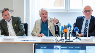 Hasso Plattner (M.) auf einer Pressekonferenz neben Dietmar Woidke, Ministerpräsident von Brandenburg (SPD, r.), und Oliver Günther, Präsident der Universität Potsdam.