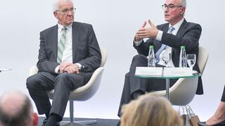 Baden-Württembergs Ministerpräsident Winfried Kretschmann (l.) und ZEW-Chef Achim Wambach bei ihrem gemeinsamen Auftritt in Stuttgart.