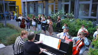 Beim Wandelkonzert des Goethe-Gymnasiums wurde an verschiedenen Orten innerhalb der Schule musiziert – unter anderem auch im Innenhof unter freiem Himmel.