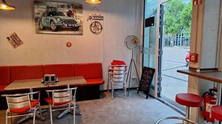 Rotes Leder und klassische Autos: Die Deko im Mono Burger in Mannheim erinnert an ein amerikanisches Diner.