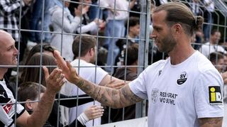 Dennis Diekmeier, früherer Kapitän, Publikumsliebling und zuletzt Interimstrainer des abgestürzten SV Sandhausen, bleibt dem Fußball-Regionalligisten als Assistent von Cheftrainer Olaf Janßen erhalten.